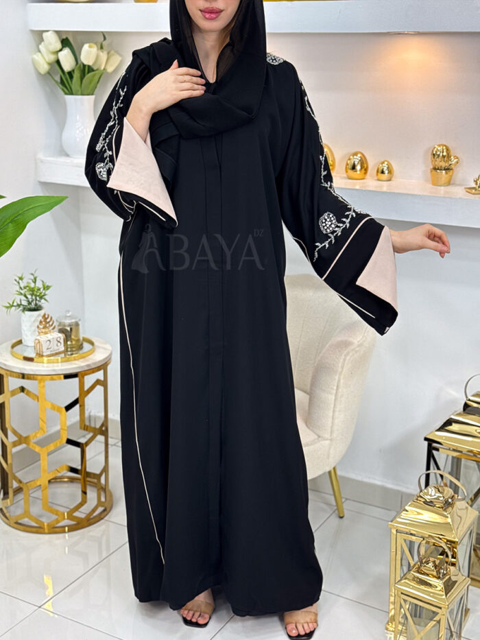 Abaya Dubai Noire Chic en Tissu Nida – Manches Perlées et Coupe Fluide