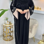 Abaya Dubai Noire Chic en Tissu Nida – Manches Perlées et Coupe Fluide