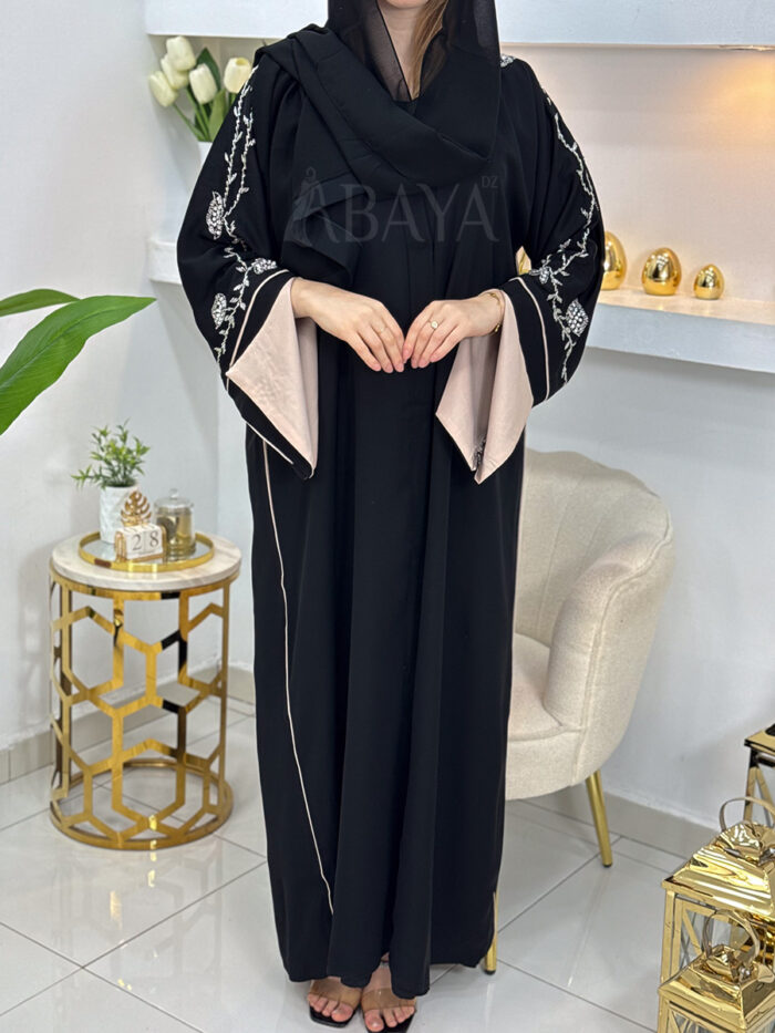 Abaya Dubai Noire Chic en Tissu Nida – Manches Perlées et Coupe Fluide