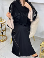 Abaya Dubai Noire Chic en Tissu Nida – Manches Perlées et Coupe Fluide