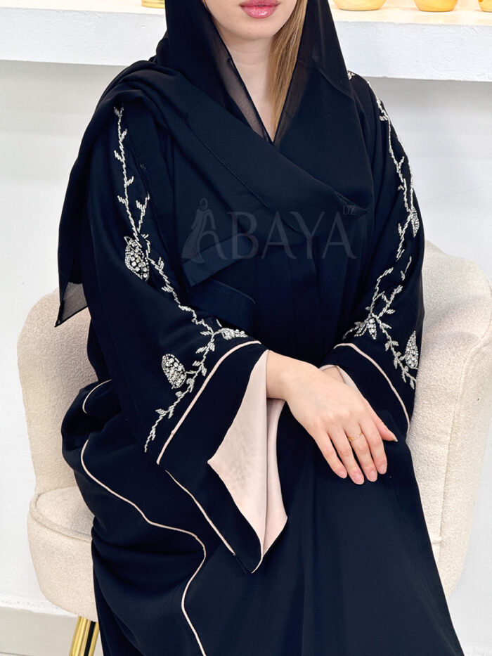 Abaya Dubai Noire Chic en Tissu Nida – Manches Perlées et Coupe Fluide