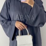 Abaya Gris Foncé en Nidah Soyeux – Simple et Confort
