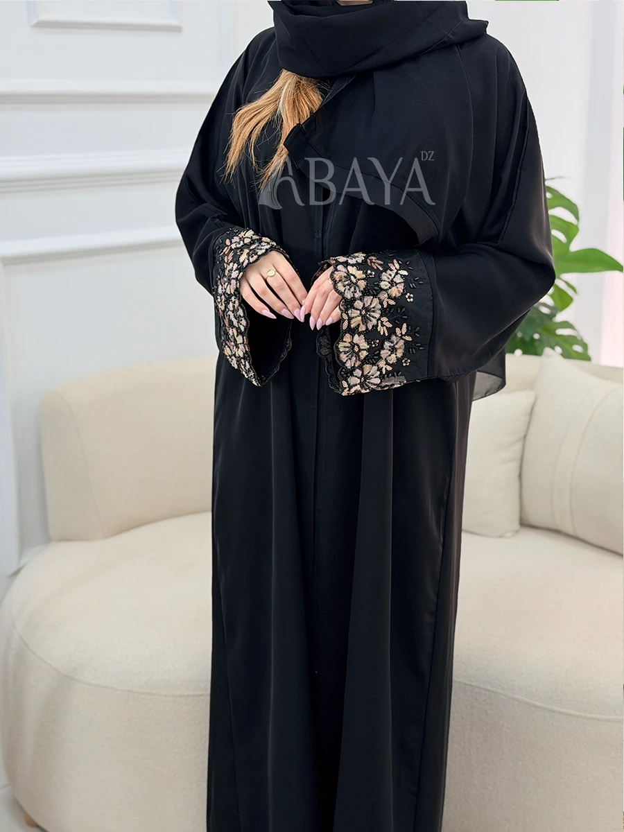 Abaya noire en Nidah : élégance et raffinement